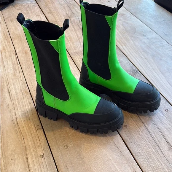 Women’s Green Chunky Chelsea Rain Boots - Picture 1 of 6